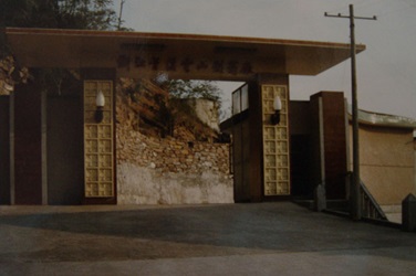 8月，胡季强报到，兰溪云山制药厂迎来第一位大学生。。。